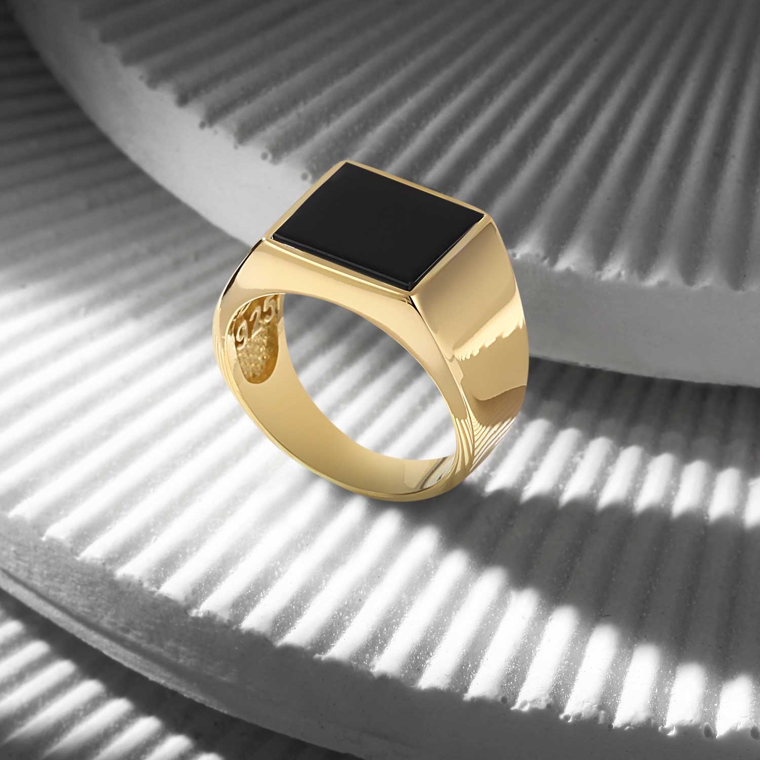 18K Gold Basic Ring with Black Onyx